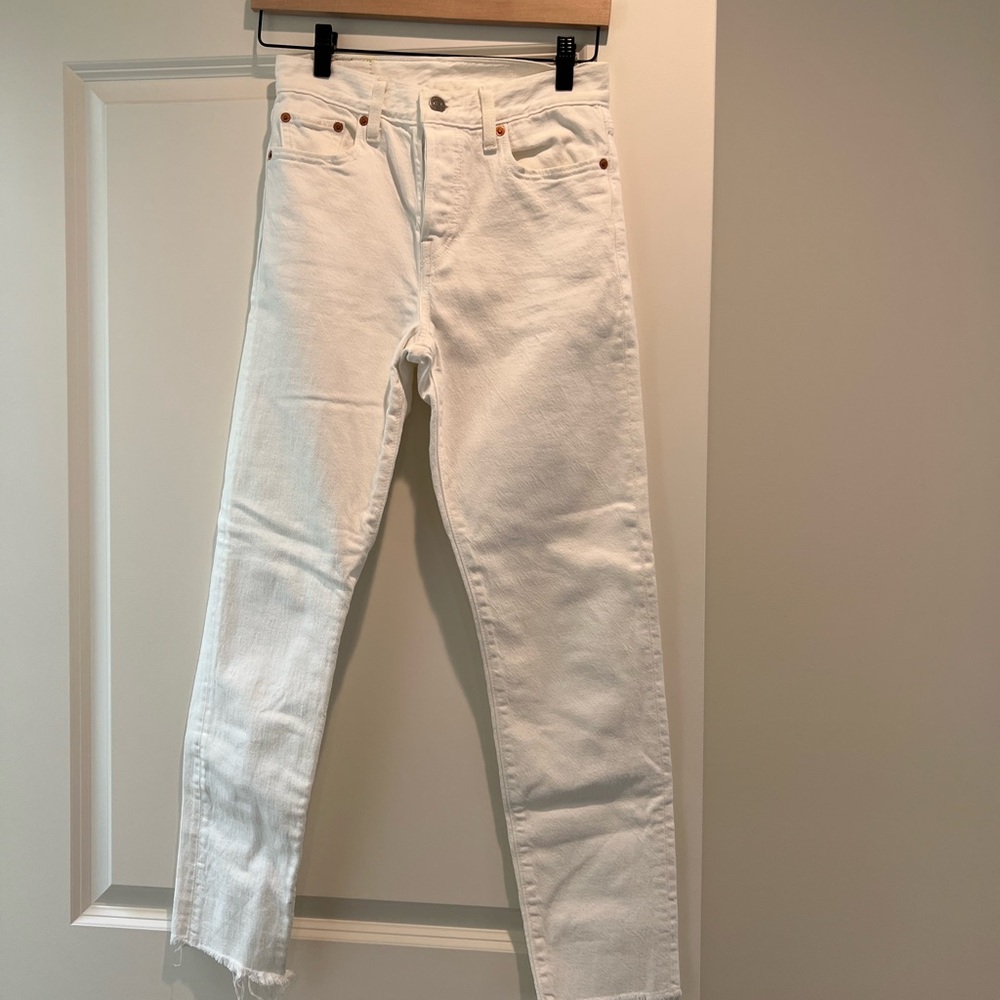 White Levi’s skinny jeans